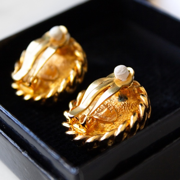 Chanel Vintage 1980s White Pearl 18K Gold-Plated Chain Clip On Earrings - Picture 9 of 9